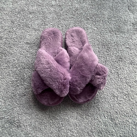 10 lavender fuzzy slippers - Picture 4 of 9